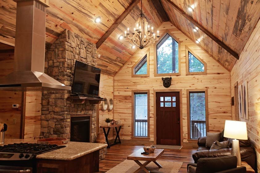 Elevated celings, Smart TV w soundbar, & queen pull out bed