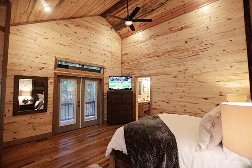 Master king suite with luxurious linens & double doors to outdoor patio
